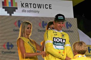 Pascal Ackermann man hat wegen eines Vertsoßes von Sam Bennett die 9. Etappe der Vuelta a Espana gewonnen.