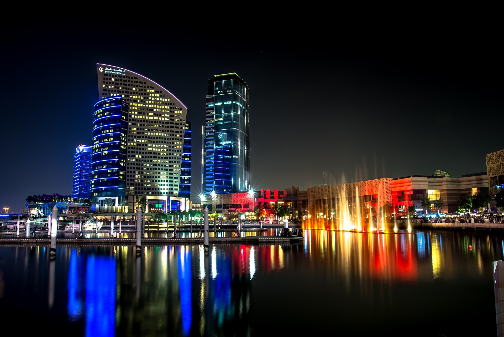 buildings-gbc7ff2598_1920